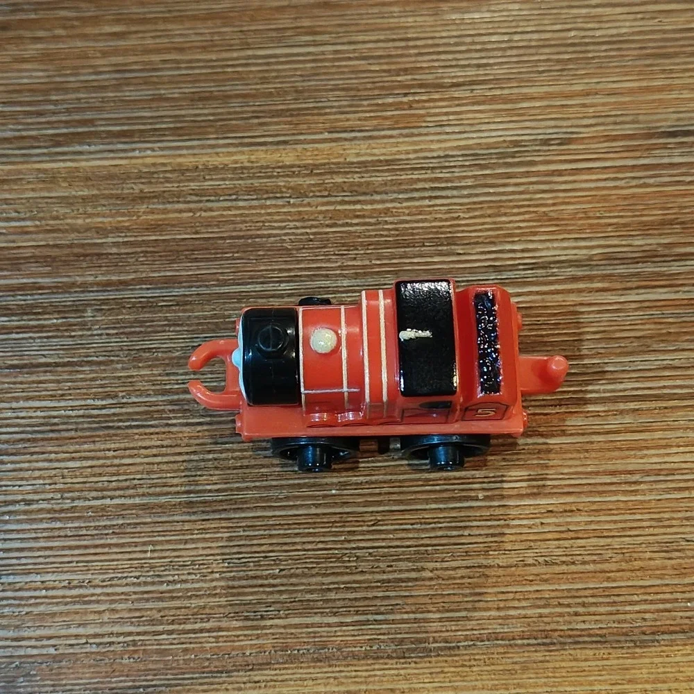 THOMAS & FRIENDS Minis Train‎ Engine JAMES (#5) H04A 2014 Metallic Red